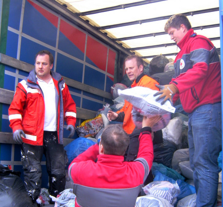 Die Helfer des Deutschen Roten Kreuzes sammeln am 21. September Altkleider im Kreisgebiet. (Foto: DRK)
