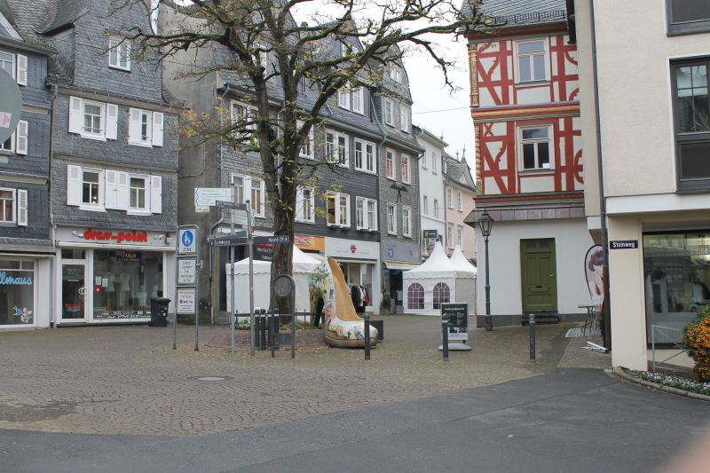 Kleiner Markt fr Fahrzeugverkehr gesperrt  Fugnger frei