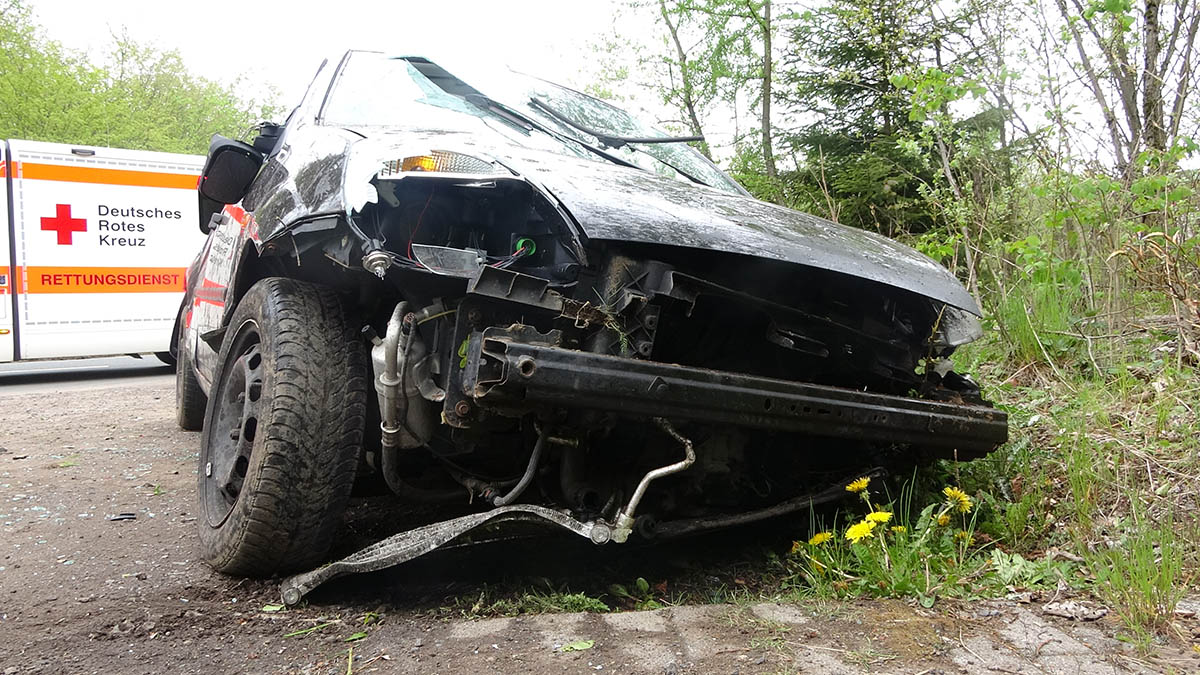 Unfall auf B 413 - Fahrerin schwer verletzt