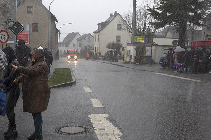 Gerade als der Zug losging setzte ein Gewitter mit Hagel ein. Foto: Helmi Tischler-Venter