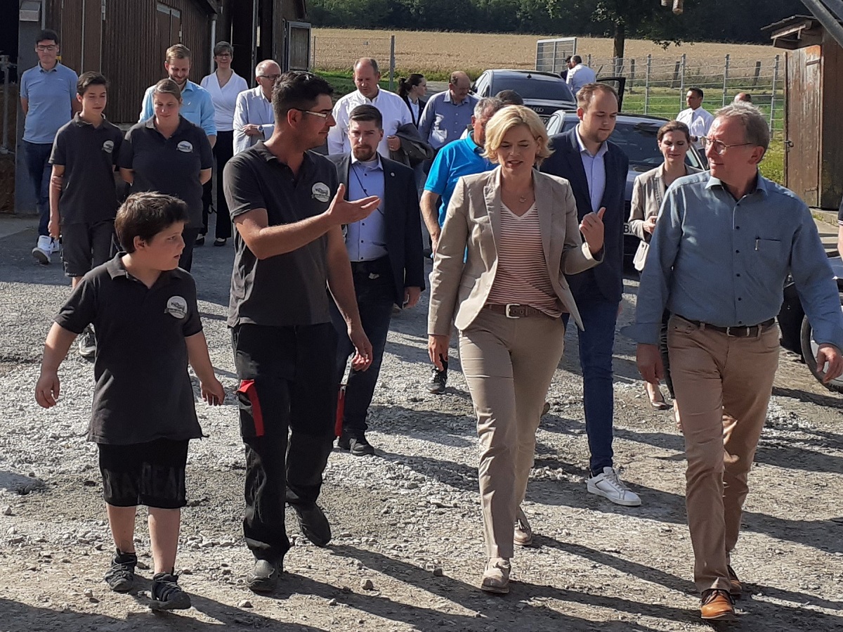 Hofbesichtigung: (v.r.) Erwin Rddel, Julia Klckner, Mathias Augst, Jendrik Augst (Foto: Thomas Sonnenschein)