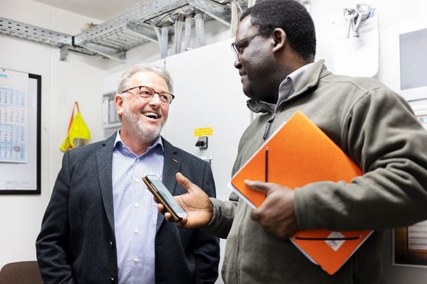 Brgermeister Peter Klckner im Gesprch mit Paul Ngahan, Referent fr Dezentrale Wrmeversorgung bei der Energieagentur RLP. Foto: Energieagentur Rheinland-Pfalz  Sonja Schwarz 