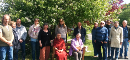 Gemeinsam mit dem Vorstand richteten die Teilnehmer der Jahreshauptversammlung des Frdervereins Dhamma-Seminar e.V. im Kloster Hassel den Blick auf ein positiv und konstruktiv verlaufenes Berichtsjahr mit vielen anregenden Begegnungen. (Foto: Verein)