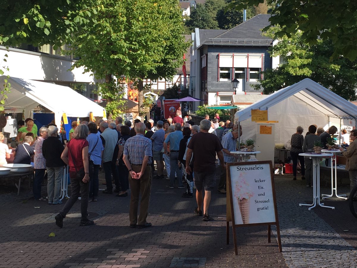 Ein Bild aus Vor-Corona-Zeiten: die kulinarische Meile in Daaden. (Foto: Aktionskreis Daaden) 