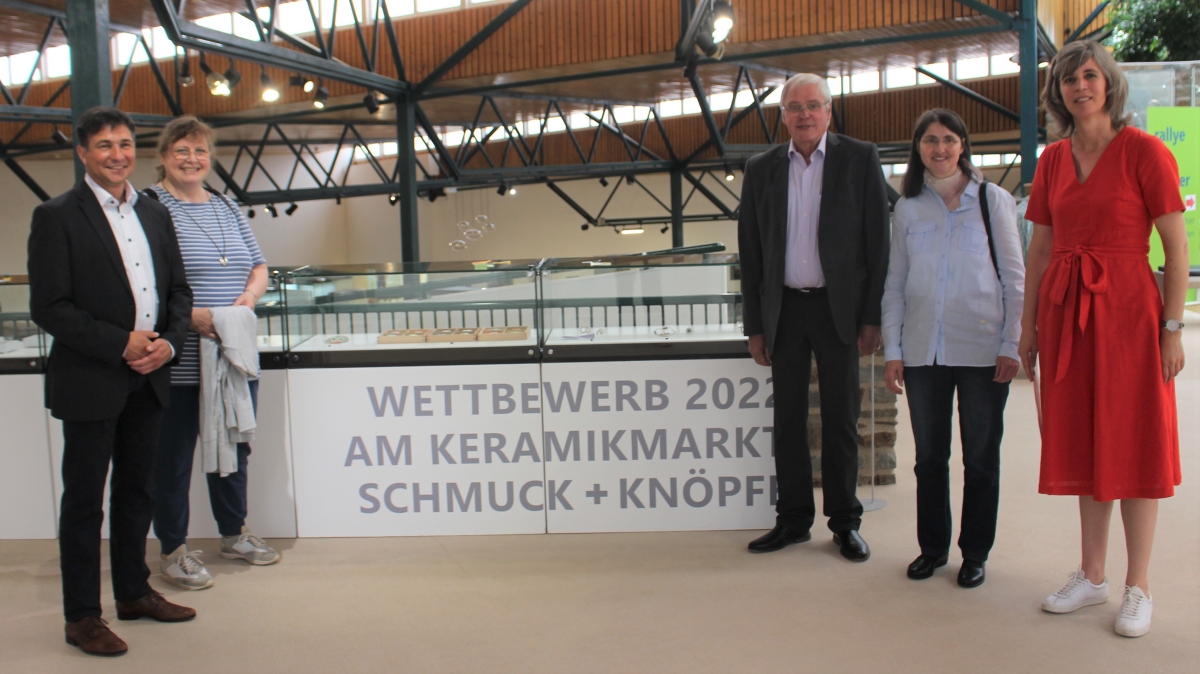 Freuten sich ber den Zuspruch: die Leiterin des Keramikmuseums Nele van Wierimgen (ganz rechts) und Stadtbrgermeister Michael Theisen (3. von rechts) zusammen mit einer Besuchergruppe. (Fotos: Wolfgang Rabsch)
