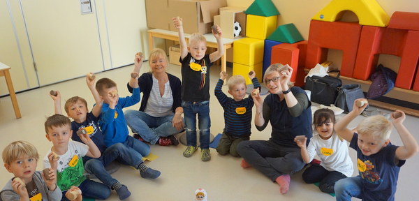 In einem gemeinsamen Musikprojekt arbeiten Simone Brhl (3. von rechts) fr die Kreismusikschule und Kinder und Team der Kindertagessttte Lummerland in Wissen mit ihrer Leiterin Jutta Erner (7. von links) zusammen. 8Foto: Kreismusikschule) 