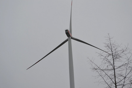 Anders als angekndigt wurden die Rotorbltter der Windenergieanlage auf dem Knippen offensichtlich nicht abmontiert. (Foto: privat) 