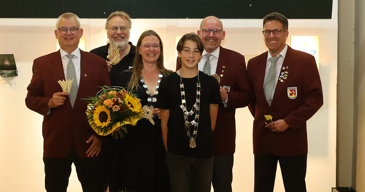 Nach dem Schieen prsentieren sich die Trophenjger (von links) Dirk Kreuser, Jrgen Thei, Thomas Fleischer und Jrgen Muscheid mit ihren Pfndern und  Knigin Sonja Etteldorf mit Jugendknig Maro Tamke. (Foto: Hans Hartenfels)