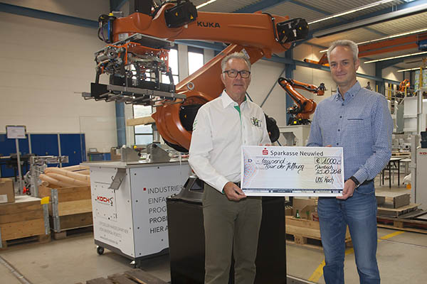 Jrgen Grnwald (links) kann einen Spendenscheck von 1.000 Euro von Ulli Koch entgegennehmen. Foto: Wolfgang Tischler