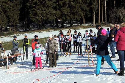 Die jngsten Ski-Sportler/innen beim Start. Fotos: Verein