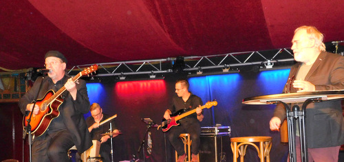 Werner Khler (rechts) und Band tauchten tief in die Pop-Geschichte ein im Altenkirchener Spiegelzelt. (Foto: wear) 