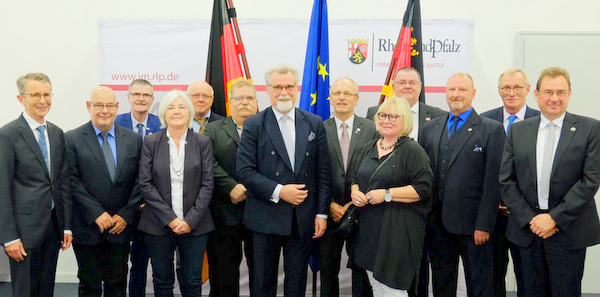 In einer Feierstunde in Mainz hat Justizminister Herbert Mertin langjhrige ehrenamtliche Richter gewrdigt. Unter den Geehrten ist auch Bruno Khler aus Herdorf (6. von links).  (Foto: Justizministerium Rheinland-Pfalz)