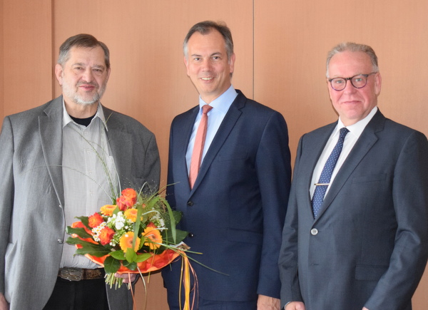Aufsichtsratsvorsitzender Heinz-Georg Schumacher (links) und Vorstand Dieter Schouren (rechts) gratulieren dem neuen Vorstandsmitglied Thomas Klzer. (Foto: Volksbank Hamm) 