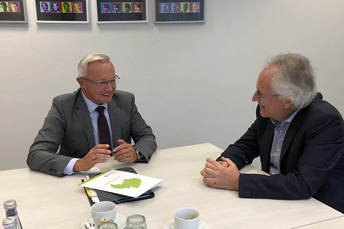 In einem Arbeitsgesprch errtern Professor Dr. Wolfgang Goetzke (rechts), Vorstand der Gesundheitsregion Kln/Bonn, und Landrat Achim Hallerbach, die nchsten Schritte der Entwicklung zukunftsgerichteter Manahmen zur Sicherung der medizinischen Versorgung fr den lndlichen Raum. Foto: Kreisverwaltung