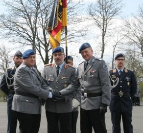 Kommandowechsel in Rennerod: (v.l.n.r.) Oberstarzt Fritz Stoffregen, Generalstabsarzt Dr. Ulrich Baumgrtner und Oberstarzt Dr. Sven Funke. (Foto:Bundeswehr)