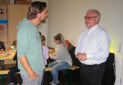 Matthias Gibhardt vom "KOMPA" Altenkirchen sprach mit MdL Heijo Hfer (rechts) ber die wachsende Nachfrage nach Ferienbetreuungsangeboten. Foto: Bro Hfer