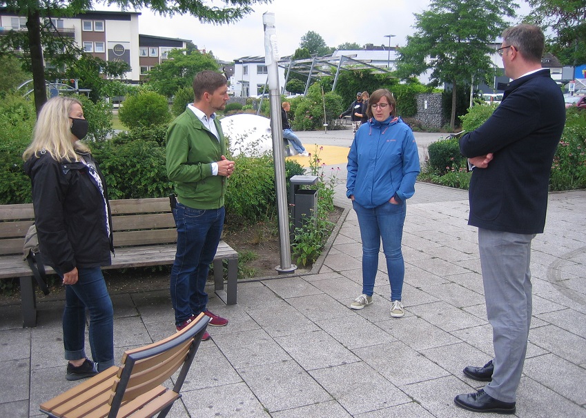 Um die Bedeutung der aufsuchenden Jugendarbeit ging es beim Ortstermin  am Altenkirchener Bahnhof. Auf dem Foto von links: Katja  Manz-Schumann, Stadtbrgermeister Matthias Gibhardt, Kompa-Leiterin  Wiebke Herbeck, MdL Alexander Schweitzer. (Fotos: SPD)