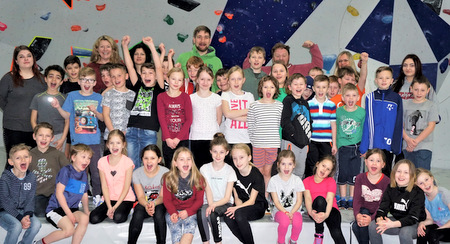 In der Boulderhalle im SRS Sportpark an der Glockenspitze in Altenkirchen konnte sich die Teilnehmer der Ferienfreizeit richtig austoben. (Foto: KOMPA) 