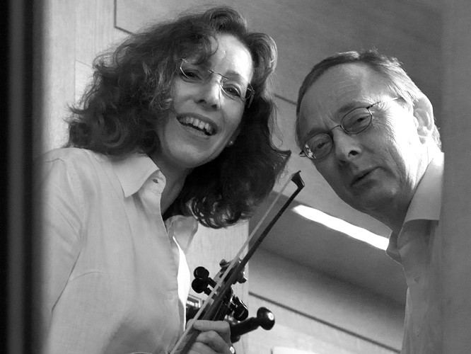 Rebekka Zachner spielt Bratsche, Hans-Josef Loevenich konzertiert an der Dring-Gottwald-Orgel (Fotoquelle: Evangelische Kirchengemeinde Neunkhausen)