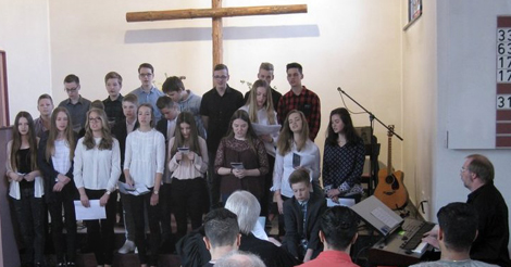 Einen beeindruckenden Gottesdienst hatte die Konfirmanden/innen der Kirchengemeinde Unnau prsentiert. Foto: Reinhard Panthel