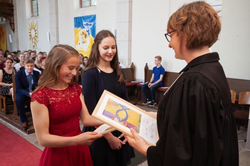 Die Montabaurer Pfarrerin Anna Meschonat konfirmiert im der Pauluskirche die jungen Konfirmandinnen und Konfirmanden - damals, im Jahr 2019, als direkte Begegnungen noch uneingeschrnkt mglich waren. Fotos: Peter Bongard