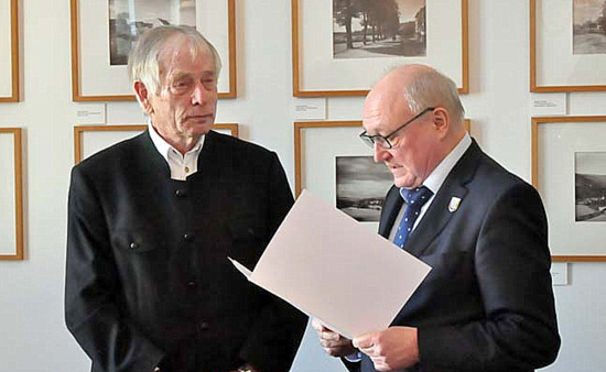 Landrat Michael Lieber (rechts) berreichte die Landesehrennadel an Konrad Theis. (Foto: kk) 