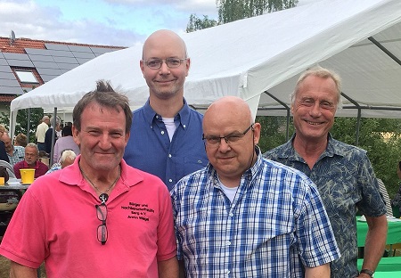 Die Gemeindespitze von Bitzen  hier fotografiert beim regelmigen Offenen Garten  besteht nun aus (von links) Ortsbrgermeister Armin Weigel und den Beigeordneten Ralph Hrster, Dieter Kamin und Hans-Klaus Kapschak. (Foto: Ortsgemeinde)