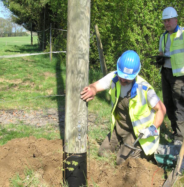 Der Verteilnetzbetreiber Westnetz berprft regelmig die Holzmasten zur Stromversorgung. Dazu gehrt auch das Freilegen des Mastfues, um diesen auf seine Standfestigkeit zu untersuchen. (Foto: Westnetz)
