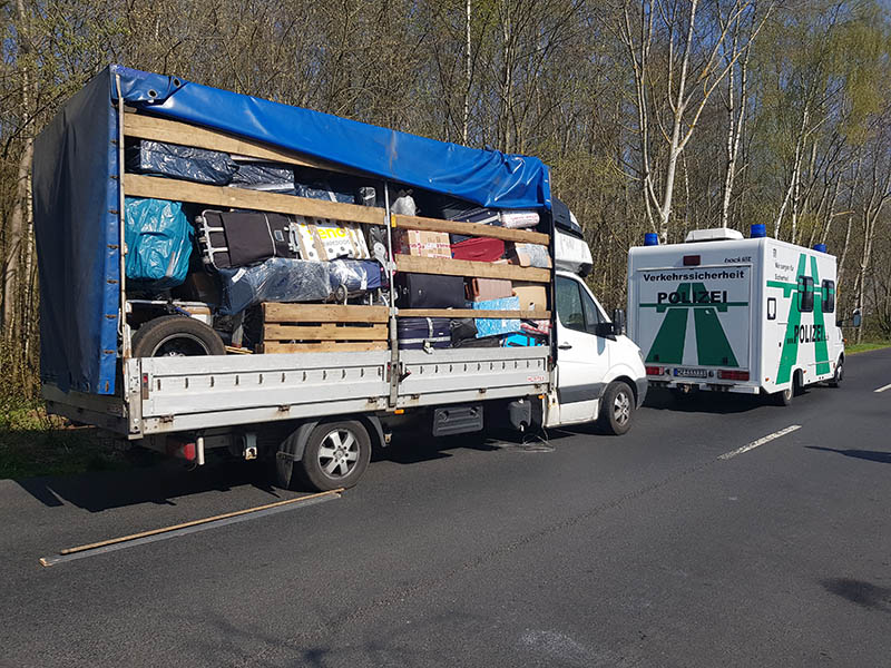 A 48: Kleintransporter total berladen