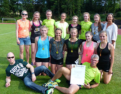 Das Siegerteam des Kopernikus-Gymnasiums Wissen  mit hinten von links: Petra Hassel, Franziska Arndt, Hannah Huhn, Antonia Fischer, Sarina Lautner, Nele Schneider , Celina Harzer, Franziska Arndt, Kornelia Blanke; in der Mitte von links: Lea Lemke, Clara Schmidt, Katharina Weller, Hannah Wagner, Franka Hassel; vorne von links: Kampfrichter Andreas Schdle und Thomas Heck. Foto: pr