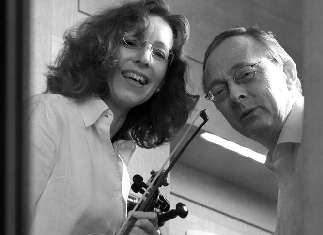 Rebekka Zachner spielt Bratsche, Hans-Josef Loevenich konzertiert an der Döring-Gottwald-Orgel in Neunkirchen WW. Foto: Veranstalter
