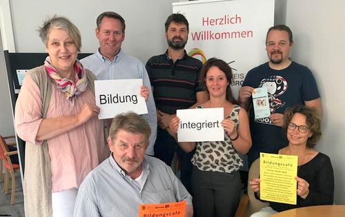 Freuen sich auf die Kooperation: (stehend von links) Margit Strunk (Geschftsfhrerin Diakonisches Werk Altenkirchen), Joachim Brenner (Referatsleiter Allgemeine Sozialverwaltung der Kreisverwaltung Altenkirchen), Holger Telke, Andrea Rohrbach, (beide Kreisverwaltung) Andr Linke (Caritas Altenkirchen) Helmut Asbach und Silke Seyler (sitzend von links, beide Diakonie). (Foto: Kreisverwaltung Altenkirchen) 