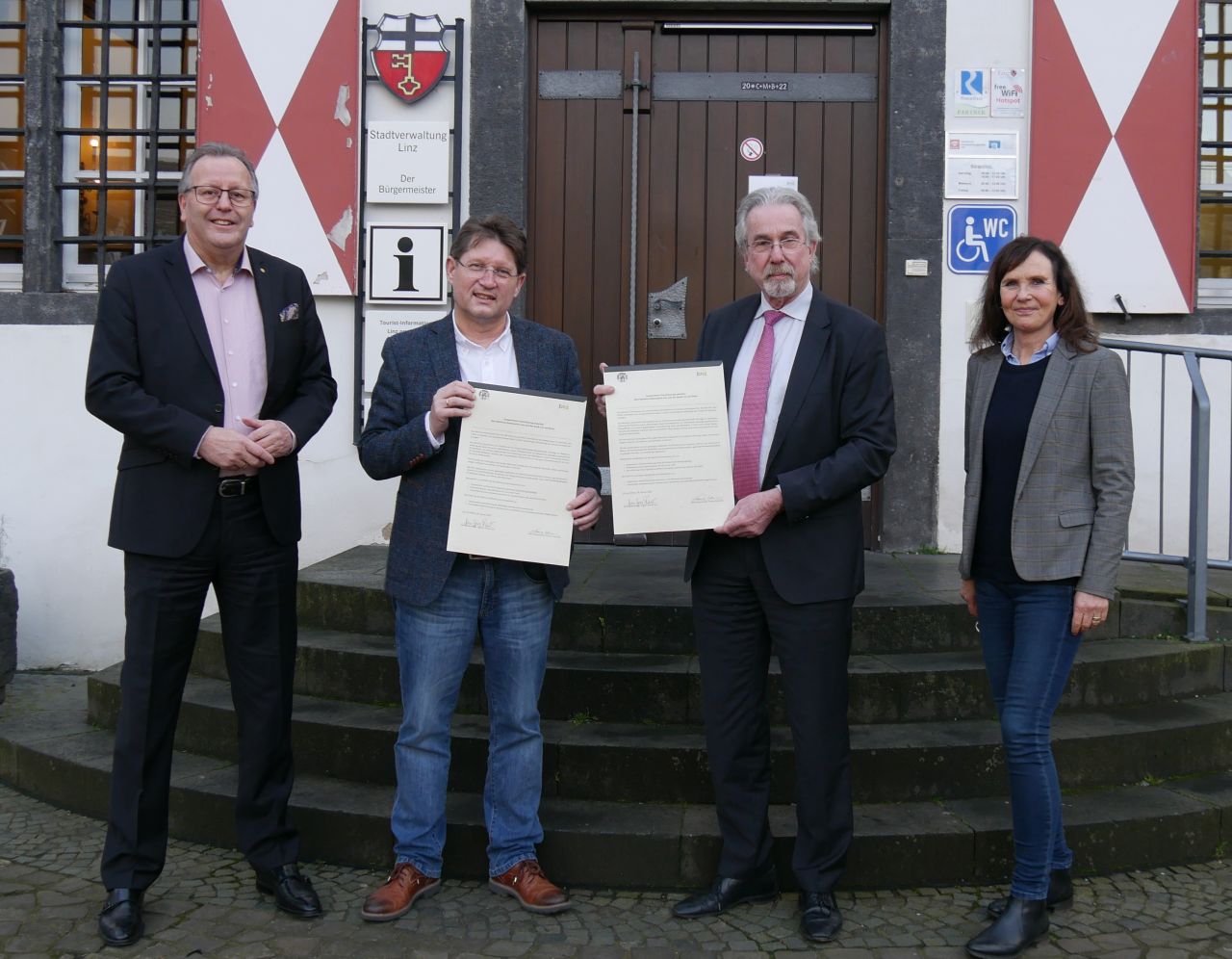 Von links: 1. Beigeordneter Helmut Muthers, Oberstudiendirektor Thomas Schmacke, Stadtbrgermeister Dr. Hans Georg Faust, Studiendirektorin Claudia Herzog. Fotos: Stadt Linz