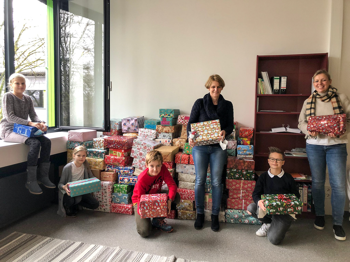 Am Kopernikus-Gymnasium Wissen wurden fleiig Geschenke gepackt (Foto: Katrin Konze)