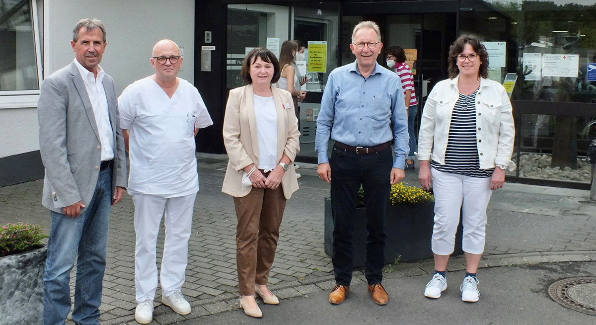 Im Gesprch ber Krankenhausprobleme: Kaufmnnischer Klinikdirektor Jrgen Ecker, rztlicher Direktor Dr. Frank Hostmann, Kommissarische Pflegedirektorin Marion Strder, CDU-Gesundheitsexperte Erwin Rddel und stellvertretende Betriebsratsvorsitzende Anke Wengenroth.  (Foto: Reinhard Vanderfuhr / Bro Rddel)
