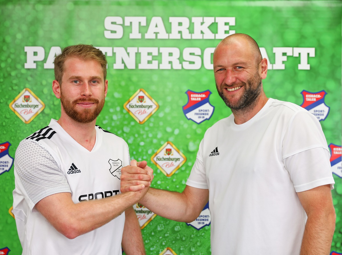 Eisbachtals Trainer Marco Reifenscheidt (rechts) freut sich, dass Philip Kraft ab sofort das Oberligateam der Eisbren als Torwart verstrken wird. Foto: Andreas Egenolf 