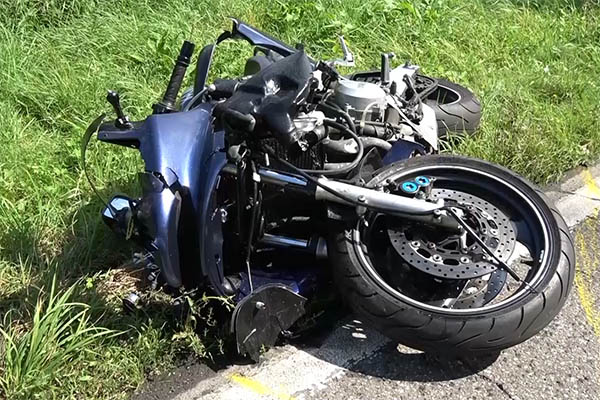 Tdlicher Unfall: Motorradfahrer berholte verkehrswidrig 