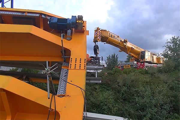 Unwetter wirft Kran um