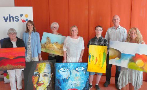 Stellen gemeinsam aus: (von links) Christel Barth, Jenny Kohlepp, Inge Sohn, Rita Schilder , Erik Sturm, Volker Vieregg und Tanja Zimpelmann. (Foto: Kreisvolkshochschule Altenkirchen) 
