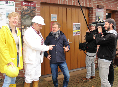 Zur etwas anderen Grubenfhrung begrten jetzt Petra Stockschlder und Werner Becker (v.l.) den Show-Moderator Pierre M. Krause in Steinebachs Untertagewelt. Foto: Verwaltung/J.Weger