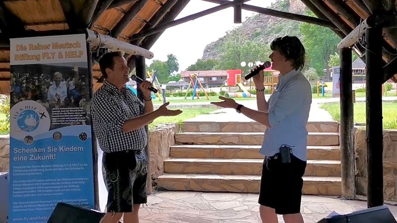 Mickie Krause und Peter Wackel singen fr FLY & HELP-Schulen in Namibia. Foto: Kevin Drewes / FLY & HELP