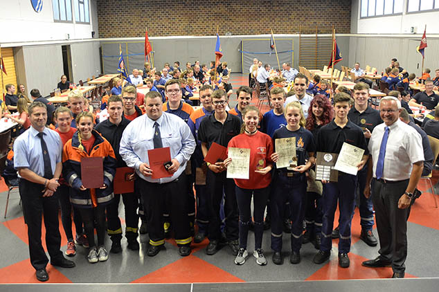 Gruppenbild der Vertreter aller Jugendfeuerwehren mit den Geehrten sowie Achim Hallerbach (Kreisbeigeordneter 1.v.r.), Volker Hain (Jugendfeuerwehr RLP 1.v.l.), Alexander Bauer (Jugendfeuerwehrwart VG Waldbreitbach 7.v.l.) und Matthias Lemgen (Kreisjugendfeuerwehrwart 5.v.r.). Fotos: KJFV Neuwied