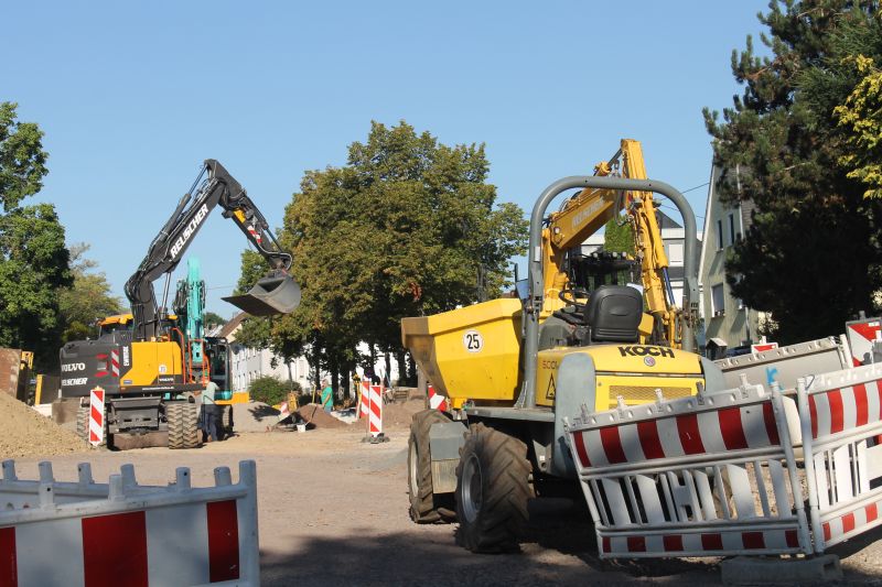 So sieht der Kreuzungsbereich in diesen Tagen aus: Bagger, Erdhaufen und Absperrungen prgen das Bild. Die Arbeiten fr den neuen Kreisel kommen gut voran. Foto: Verbandsgemeinde Montabaur