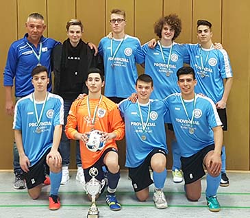 Das B-Jugendteam 2 der JSG Wisserland strmt ohne Gegentor zum Kreimeistertitel im Futsal, von links: Coach Wolfgang Seifer, Justin Bauer, Jan Noel Stricker, Bayram Yilmaz, Melvin Seifer, Noah Schmitz, Paul Christian, Eren Cifci, Louis Vedder; es fehlt Jona Heck. Foto: Verein