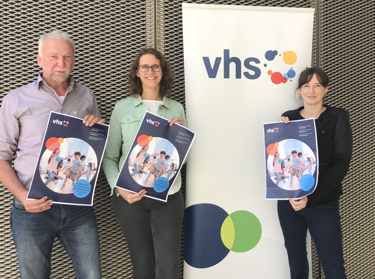 Prsentieren das Fortbildungsprogramm 2022 der Kreisvolkshochschulen fr pdagogische
Fachkrfte (von links): Bernd Kohnen (kvhs AItenkirchen), Simone Kirst (kvhs Neuwied)
und Alexandra Tschesche (kvhs Westerwaldkreis). Foto: privat
