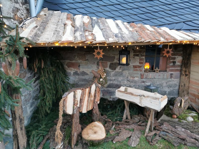 Adventszeit mit Naturholzkrippe in Dierdorf-Giershofen eröffnet
