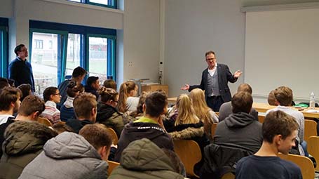 Der Filmwissenschaftler Michael Kleinschmidt bereitete gemeinsam mit den Schlern den Film kritisch vor und kritisch nach. Foto: Schule