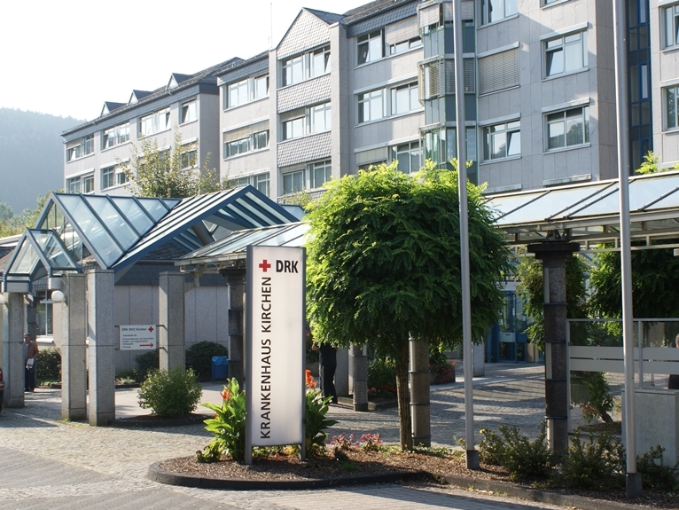In den Osterferien werden Asphaltarbeiten im Bereich des Haupteingangs des DRK-Krankenhauses in Kirchen durchgefhrt. Dafr muss die Bahnhofstrae im betroffenen Abschnitt zweimal fr einige Tage voll gesperrt werden. (Foto: Archiv/Krankenhaus)