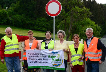 Aktive der Naturschutzinitiative (NI) setzten sich fr den Schutz von Amphibien ein: (von links) Robert Schumacher, Sina Meuer, Andrea Scheugenpflug, Gabriele Neumann, Esther Schwickert und Harry Neumann. (Foto: NI/Immo Vollmer) 