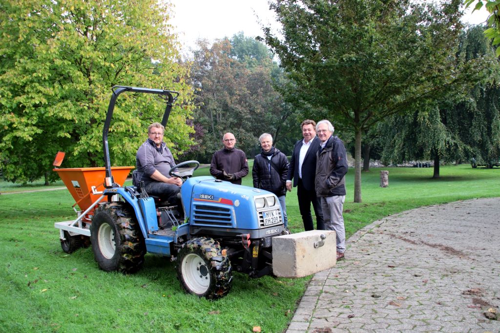 Im Reitersdorfer Park wurden Krokusse gepflanzt  v. l.: Dirk Hrsch (auf der Pflanzmaschine), Matthias Wenninghoff, Brgermeister Otto Neuhoff, Guido Bierbaum (untersttzt die Aktion) und Initiator Diether Habicht-Benthin. Foto: privat